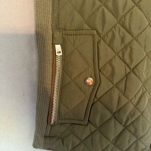 Army green women’s vest with faux fur hood never worn size medium